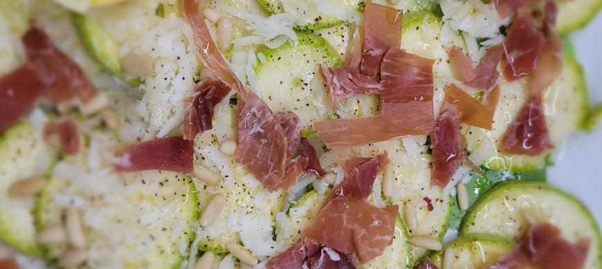 Carpaccio de calabacín con jamón y huevo