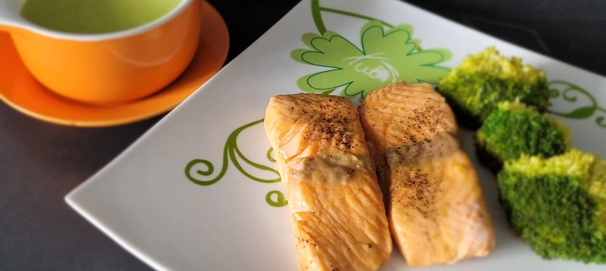 Menú completo: Sopa de guisantes y jengibre. Salmón al limón con brócoli