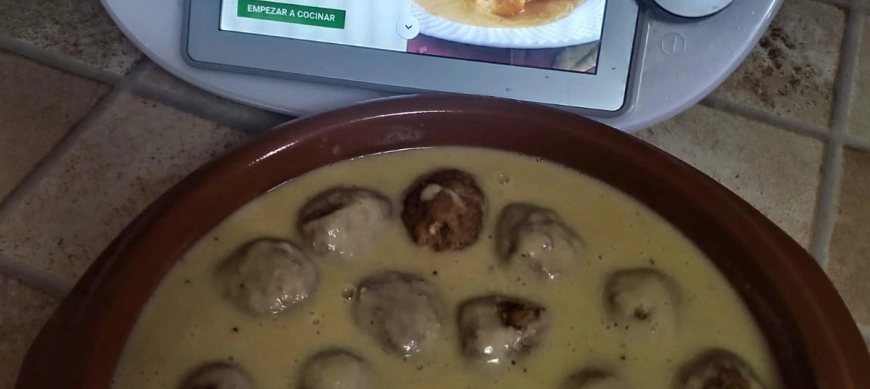 Albóndigas en salsa de almendras