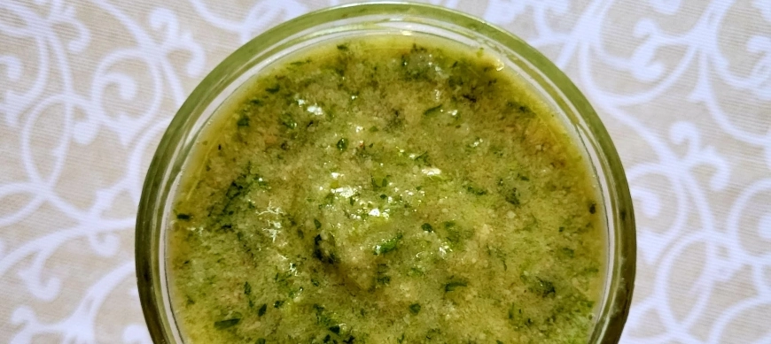 Pesto de hojas de apio y nueces.