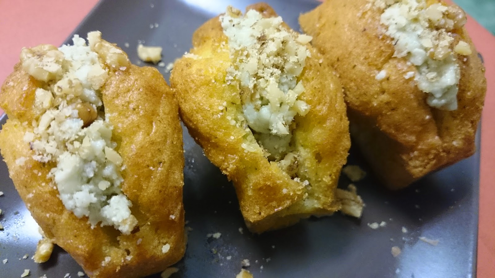 Minicakes de calabacín con crema de quesos y nueces. Sin gluten.