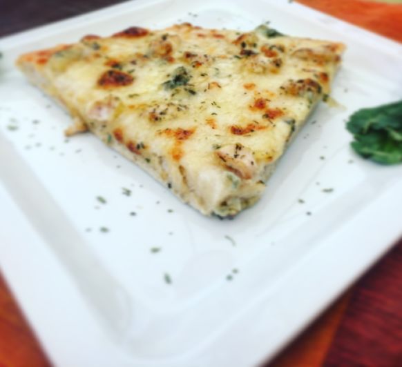 PIZZA CUATRO QUESOS CON POLLO MARINADO