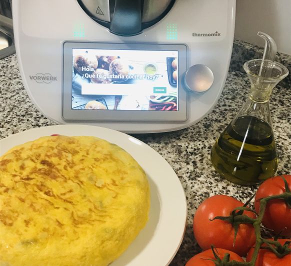 Tortilla de patatas y ajos tiernos.
