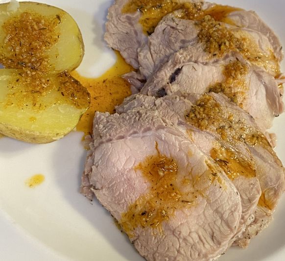 Lomo de cerdo a la sal con salsa de tomillo al pimentón