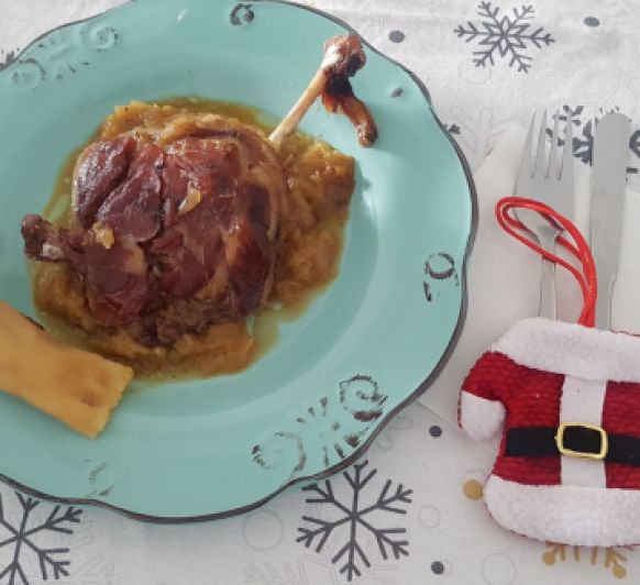 Confit de pato con cebolla caramelizada y canelon de foie (Al vacío) en Navidad